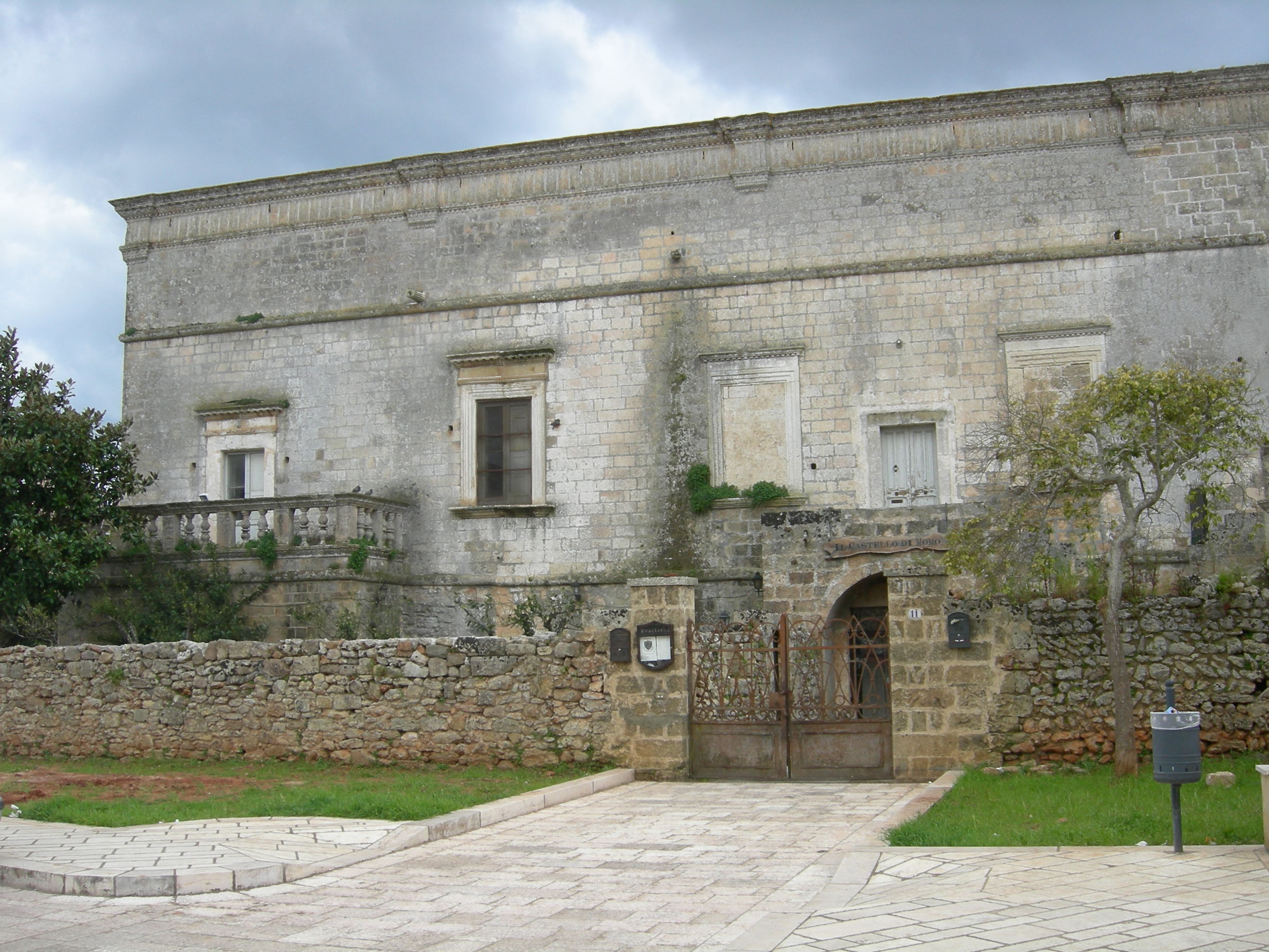 Castello di Lucugnano